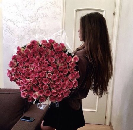 Девушка с огромным букетом