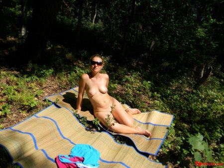 Девушки загорают на даче ню