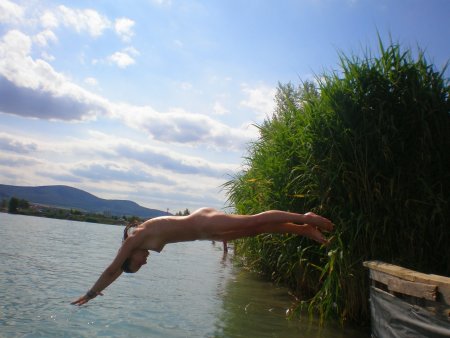 Девочка нагишом в реке