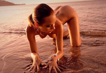 Девушка мокрая на песке