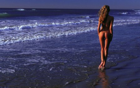 Фото девушки на море Таити ню