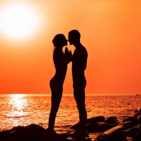 Красивые голые пары на море