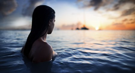 Девушка в воде