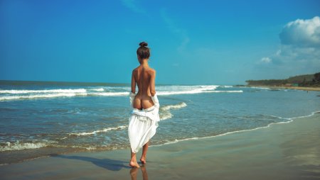 Красивые девушки на море ню