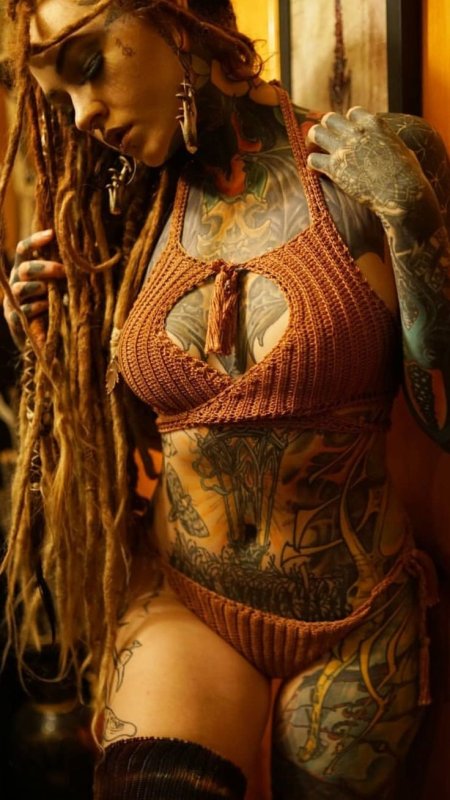 Полная женщина с дредами