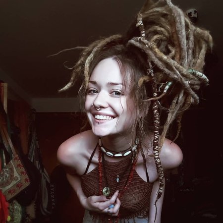 Голая с дредами