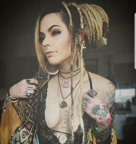 Девушки с дредами и тату