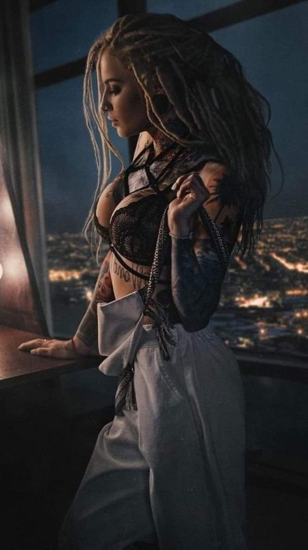 Девушка с дредами