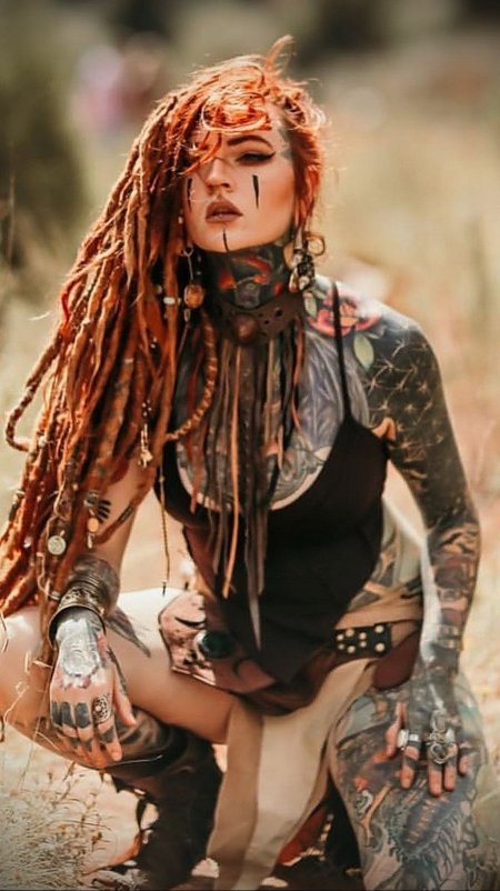 Девушки с дредами и тату