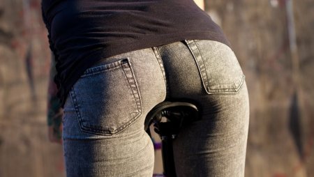 Женская попа в джинсах