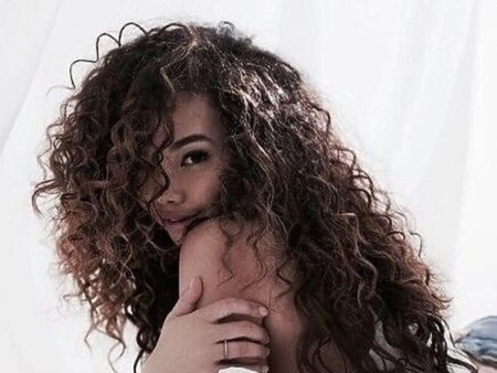 Кучерявая девушка