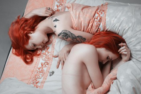 Рыжеволосая девушка лесби