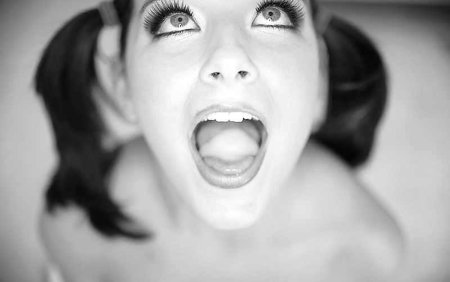 На коленях с открытым ртом