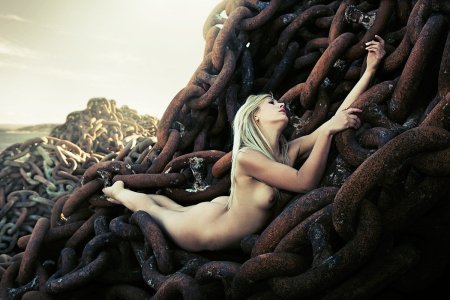 Красивые девушки в цепях ню