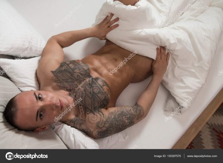 Мужик накаченный лежит на животе