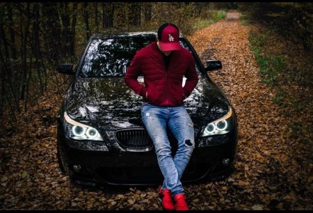 Парень возле машины