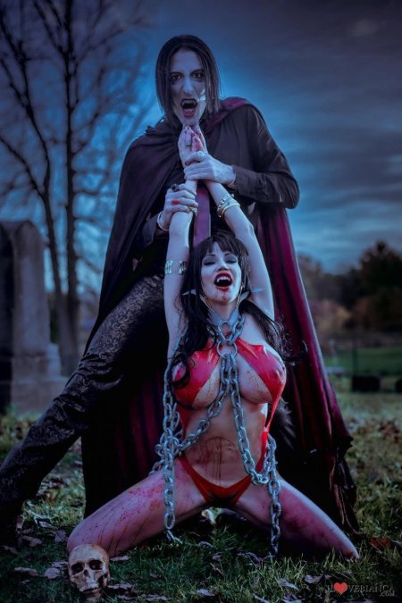 Голые девки в стиле вампирши