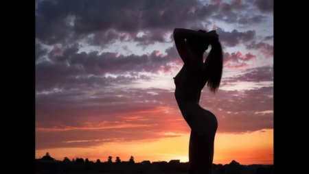 Голая на фоне заката