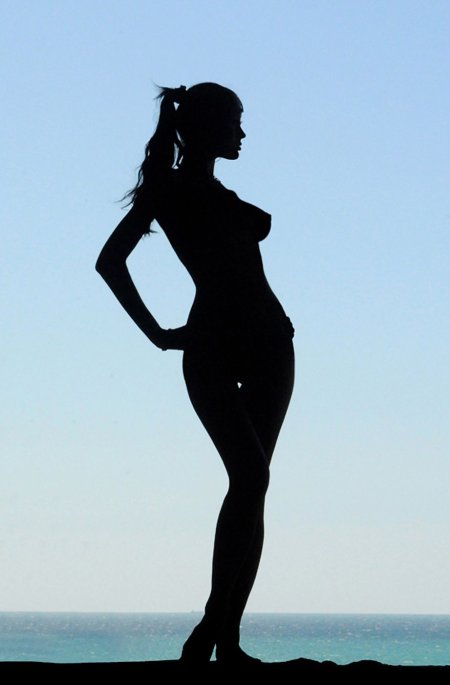 Голая в тени купальника