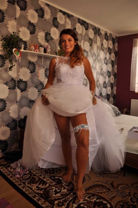 Под свадебным платьем