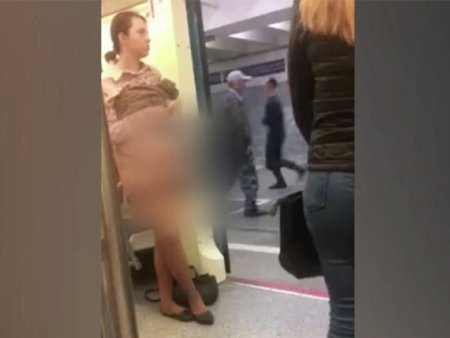 Девушка разделась в метро