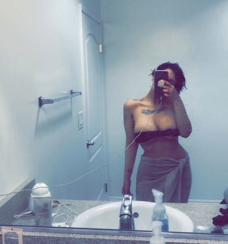 Девушка в душе онлифанс