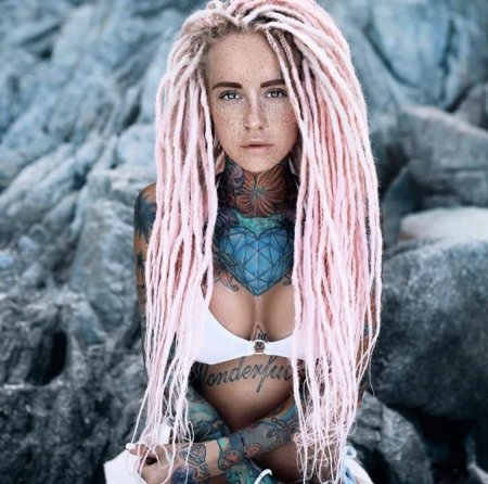 Девушка с дредами