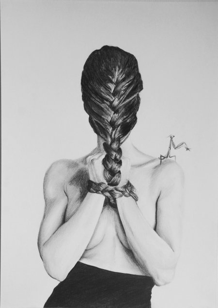 Девушка с косичками