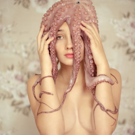 Девушка с осьминогом на голове