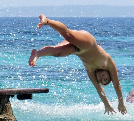 Голые женщины прыжок в воде