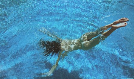 Девичьи попки под водой