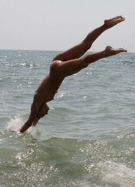 Голые девки прыгают в воду