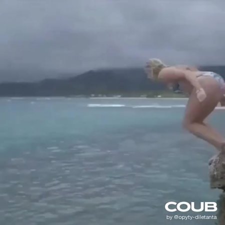 Парень прыгает в воду