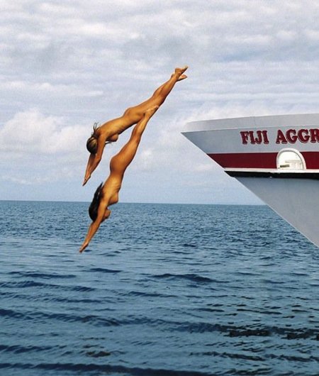 Девушки прыгают в воду ню