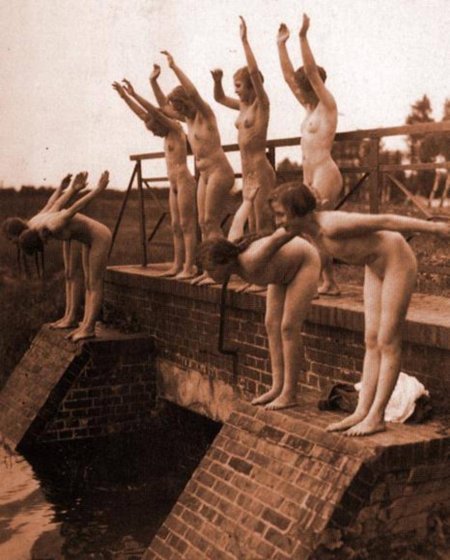 Девушки прыгают в воду голышом