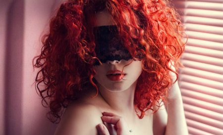 Рыжая девушка в маске