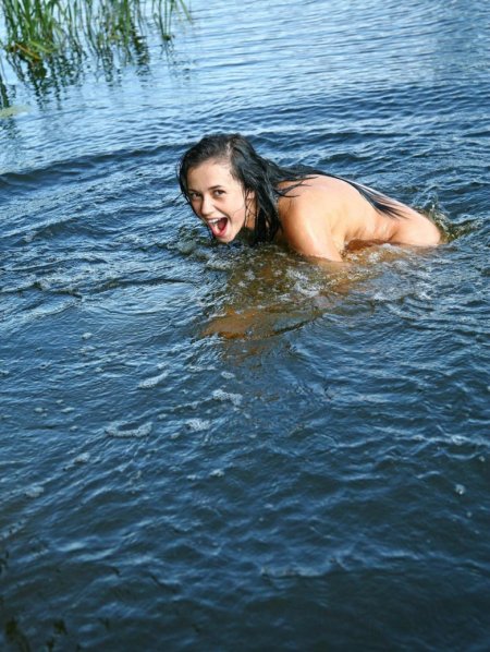 Девочки купаются в озере