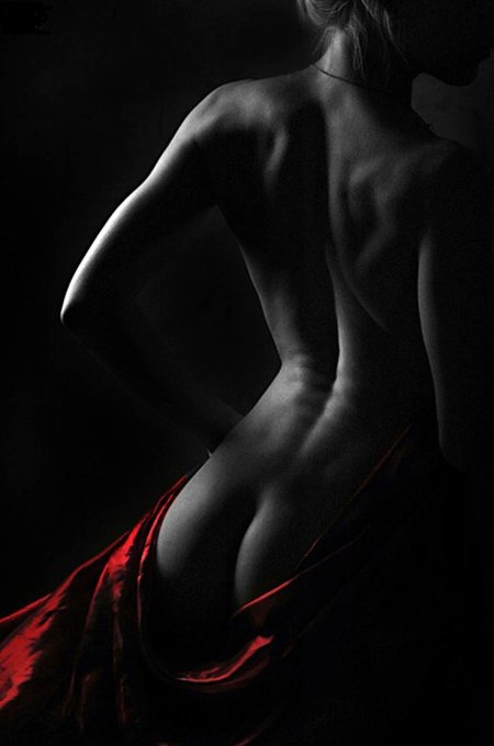 Эротические девушки на тёмном фоне