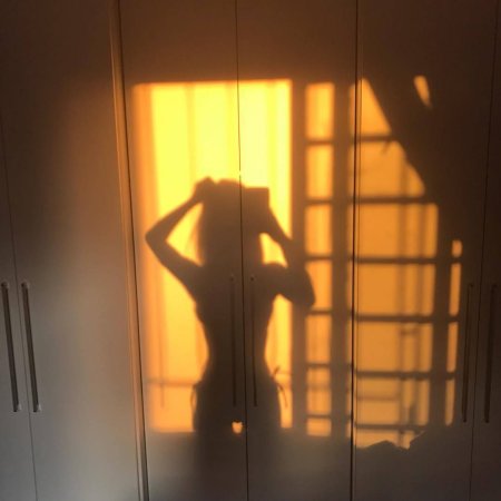 Тень девушки от солнца