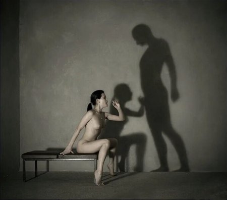 Эротические тени на стене