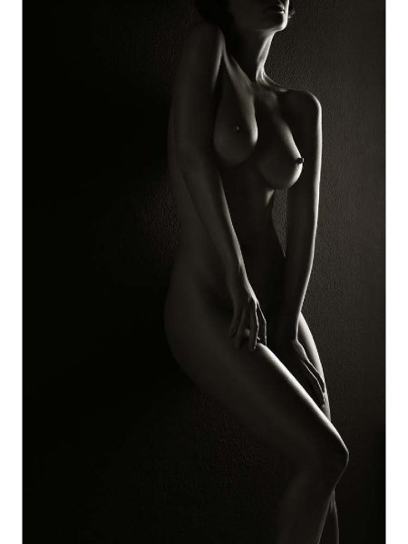 Голая женщина на черном фоне