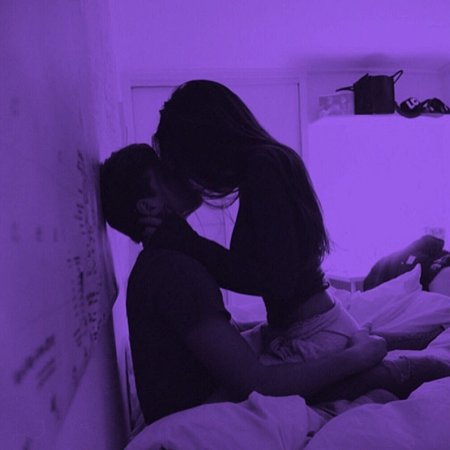 Парень с девушкой в темноте