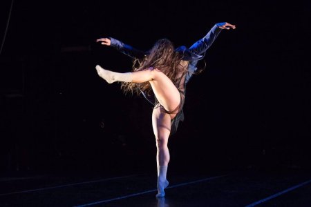 Современные танцы голых женщин