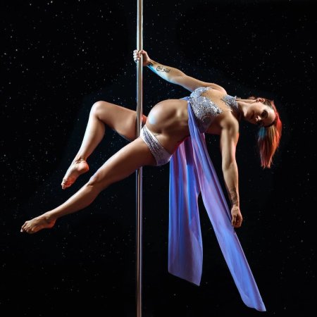 Стриптизерша на пилоне