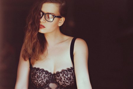 Красивые девушки в очках для зрения в Нижнем белье