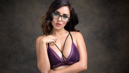 Диллион Харпер очкастая