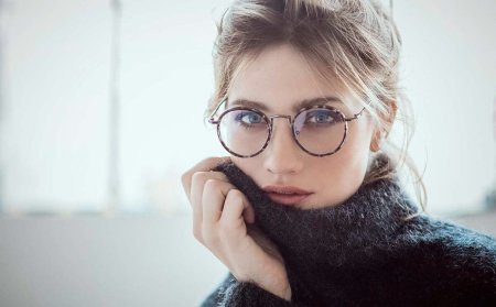 Красивые девушки в очках для зрения