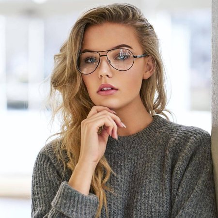 Красивые девушки в очках для зрения