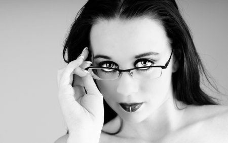Девушка в очках для зрения
