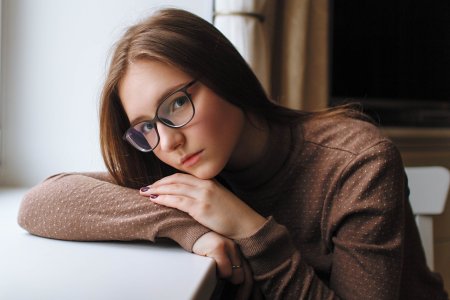Скромная девушка в очках